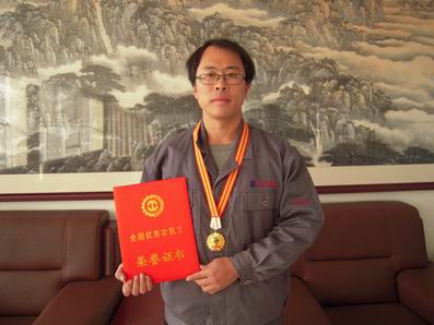 20171107山东公海jcjc机床职工魏超荣获“全国优秀农民工”荣誉称号.jpg